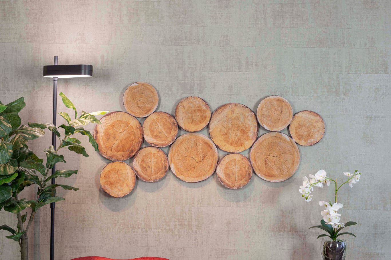Ljudabsorberande Woodstock EcoSund i grått formade som trästammar på vägg