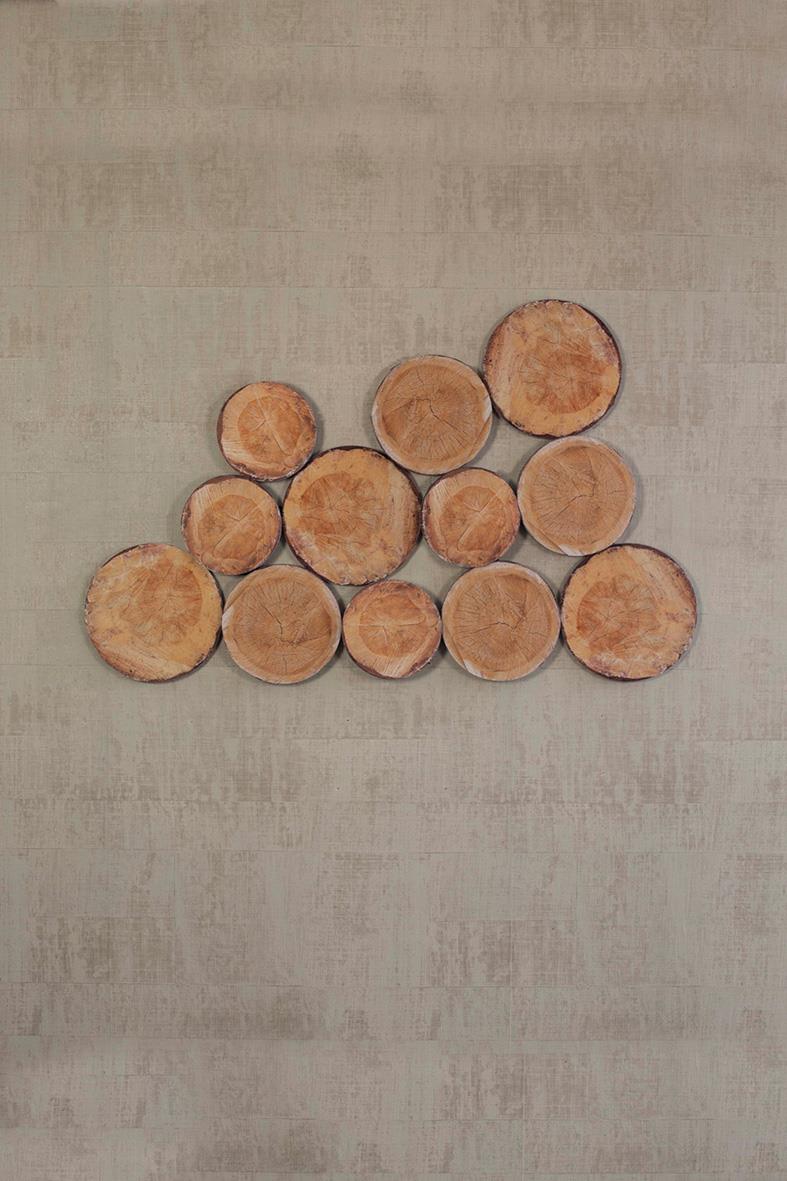 Grå ljudabsorberande Woodstock EcoSund i form av träbitar på en ljus bakgrund