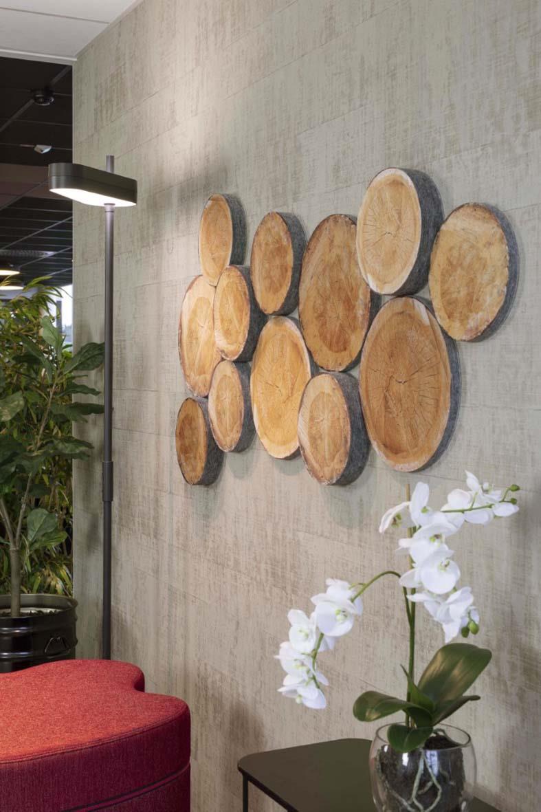 Ljudabsorberande Woodstock EcoSund i grått, väggdekoration av trästavar i olika storlekar