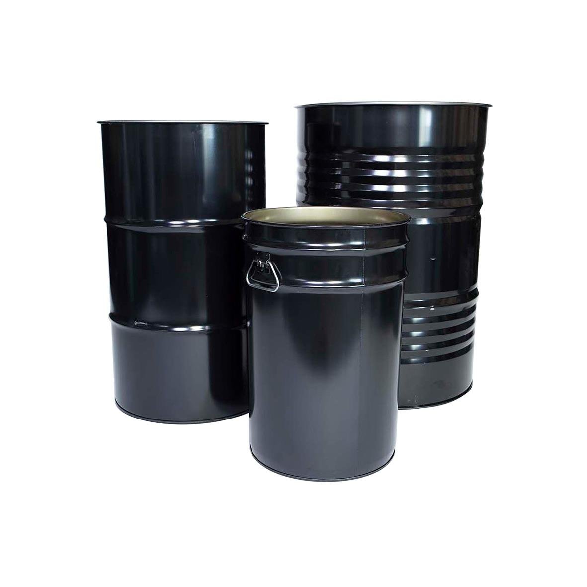 Fyra svarta plåtfat i olika storlekar, en med handtag, på en vit bakgrund