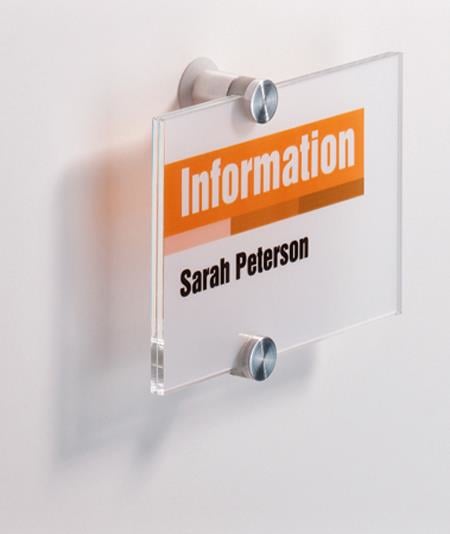 Dörrskylt i akryl med information om Sarah Peterson, monterad på vägg