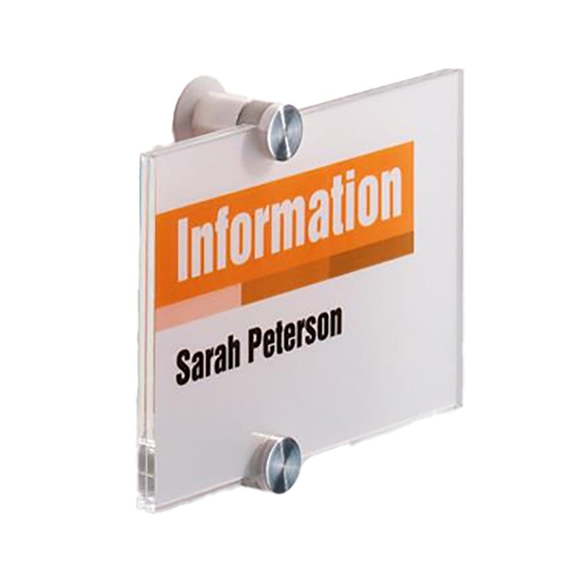 Dörrskylt i akryl med information om Sarah Peterson, monterad på vägg