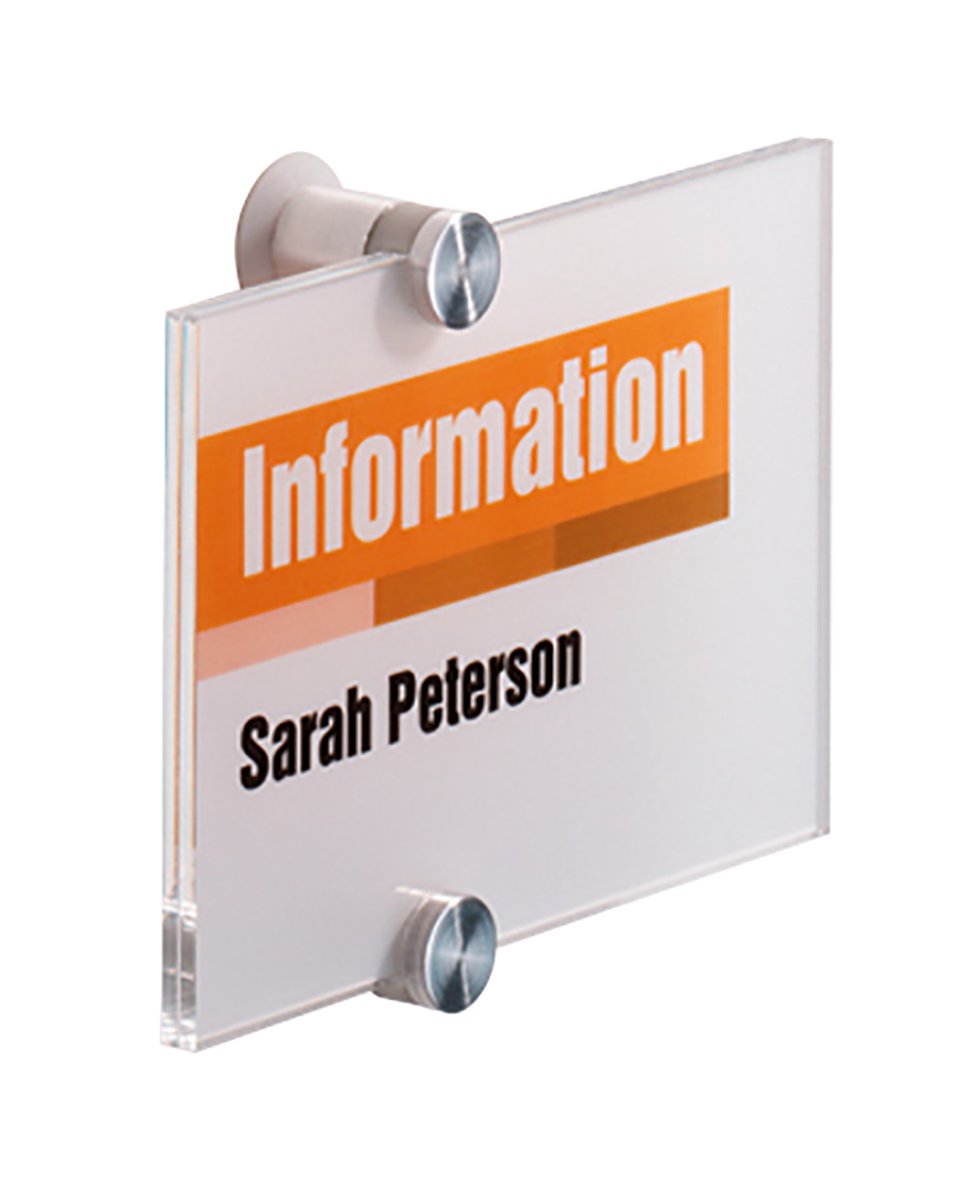 Tydlig informationsskylt i akryl med namn Sarah Peterson och texten Information, monterad på vägg