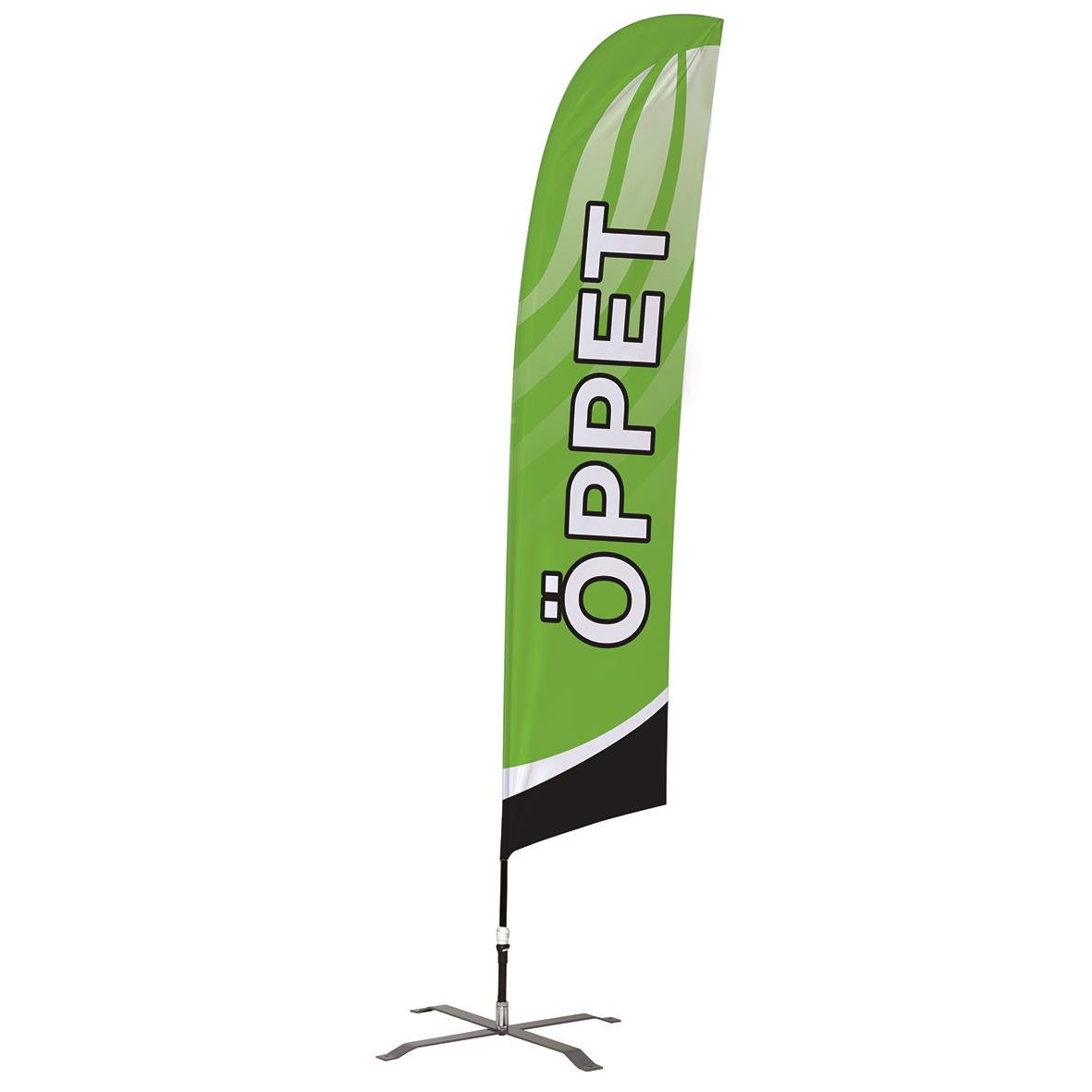 Grön beachflagga med stång och kryssfot, text Öppet