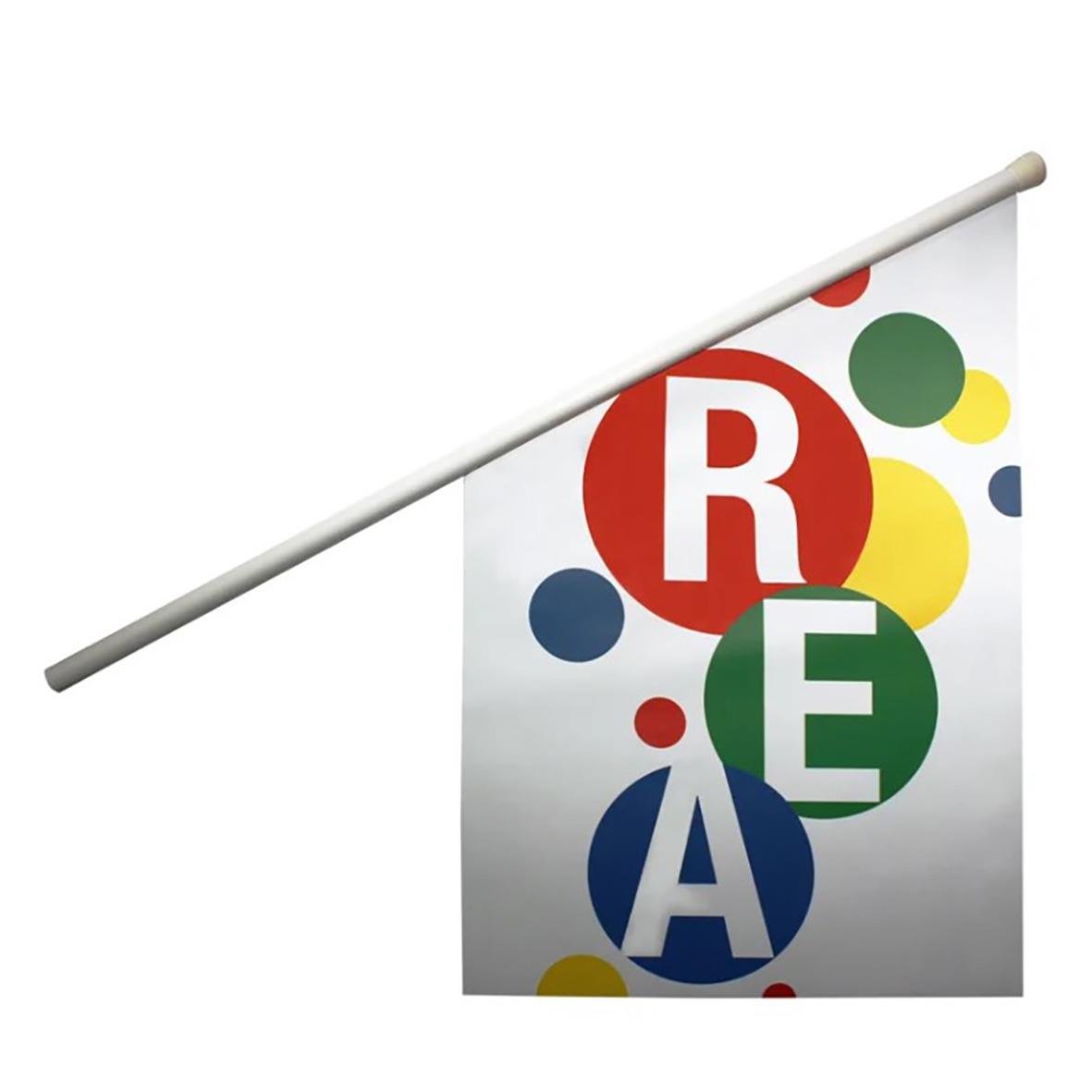 Fasadflagga REA Design med stång 40x40x60cm med färgglad design och bokstäverna REA