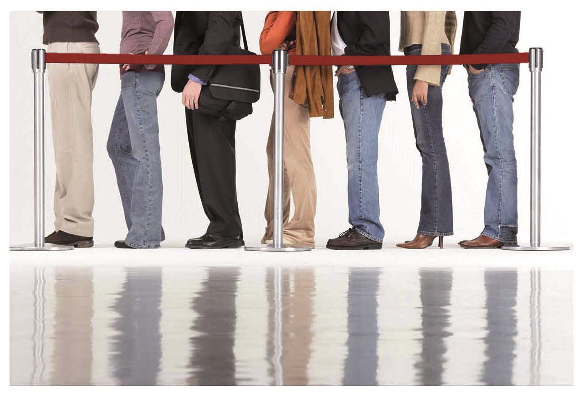 Avspärrningsband med stolpe som blockerar kön