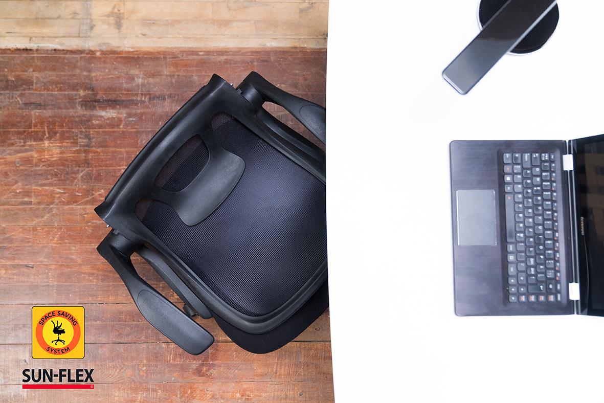 Svart kontorsstol Sun-Flex Hideaway på träbord med laptop och stolssits