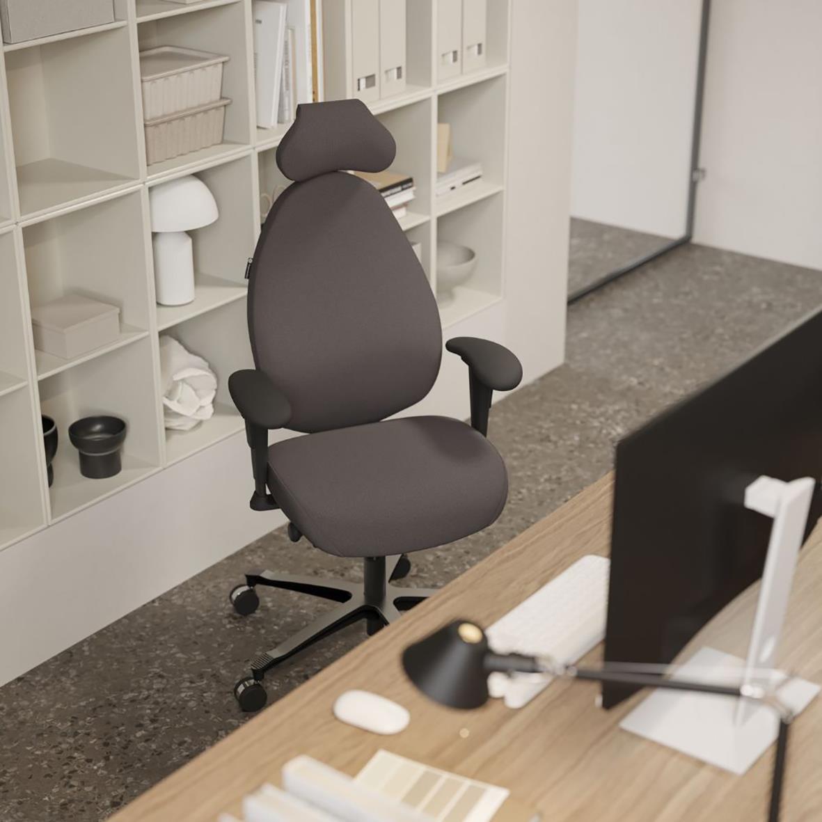 Svart kontorsstol Malmstolen Active R3 med högt nackstöd och armstöd i ett kontorslandskap