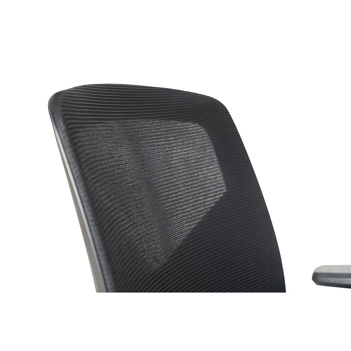 Svart kontorsstol med meshryggstöd och armstöd