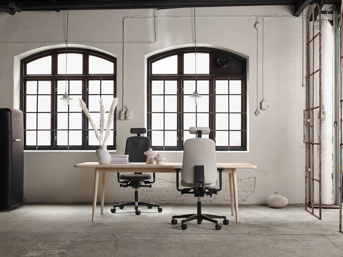 Kontorsstol Höganäs 290 Large med nackstöd i konstläder, svart, i ett kontorslandskap med stora fönster