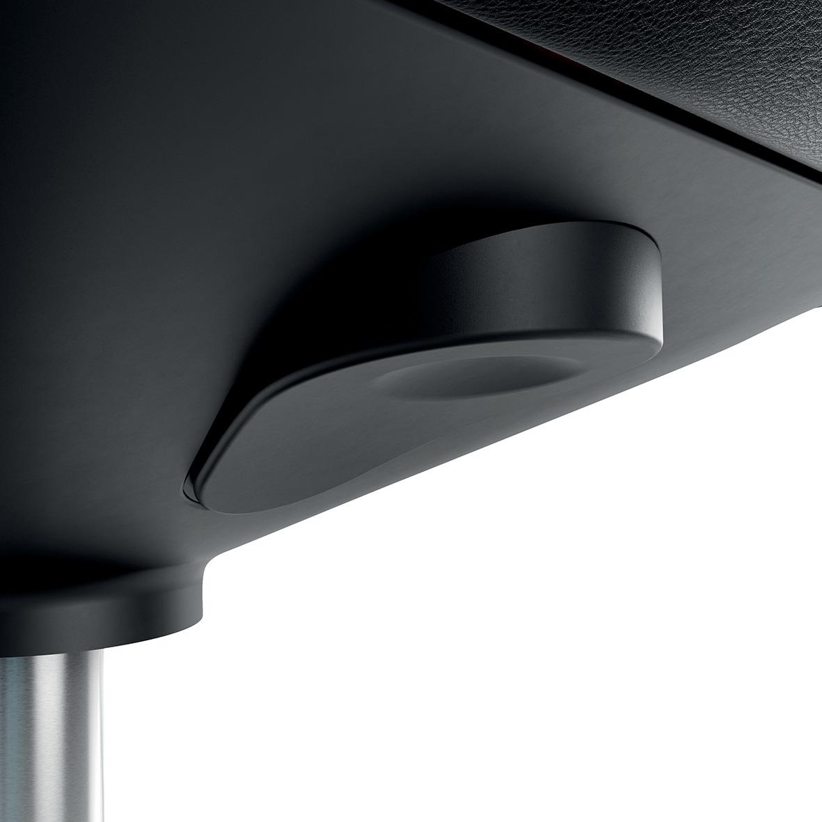 Svart sittpall Leitz Ergo med hjul under ett skrivbord