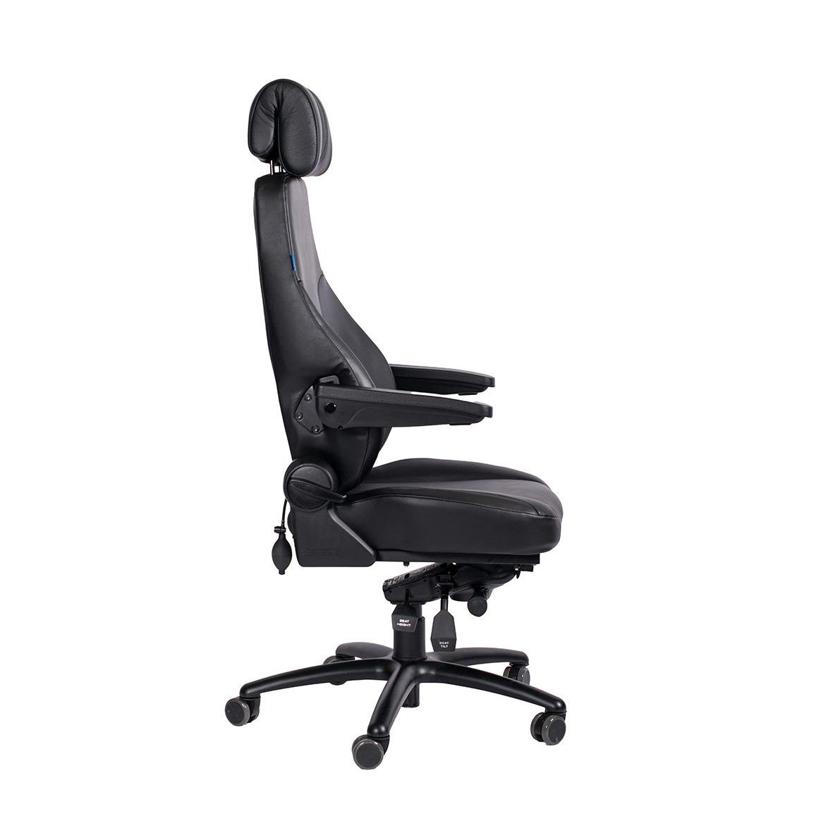 Svart ergonomisk kontorsstol med justerbar ryggstöd och armstöd på hjul