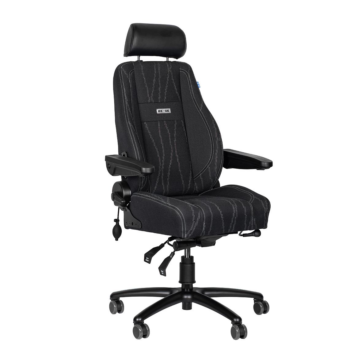 Svart kontorsstol med justerbar nackstöd och armstöd, hjul och svankstöd