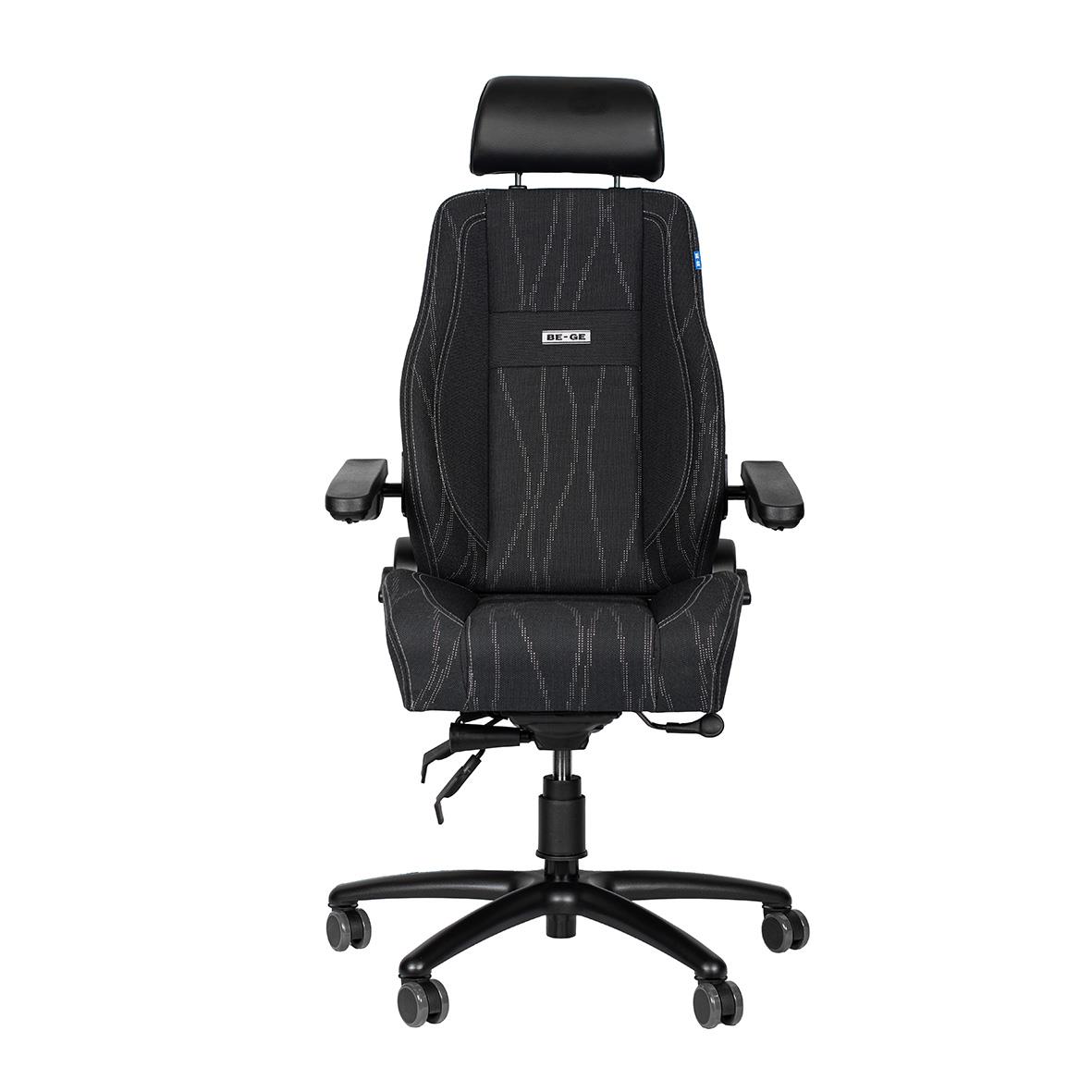 Svart kontorsstol med justerbara armstöd och ryggstöd, hjul för rörelse, ergonomisk design