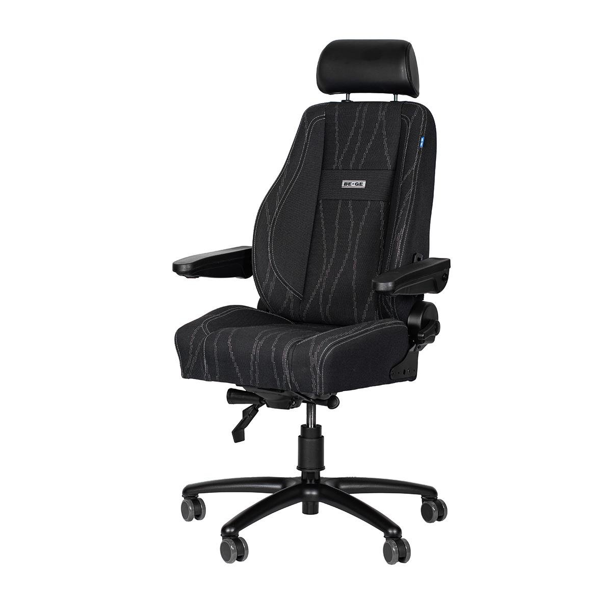 Svart kontorsstol med justerbar höjd och armstöd, hjul för rörelse, ergonomisk design