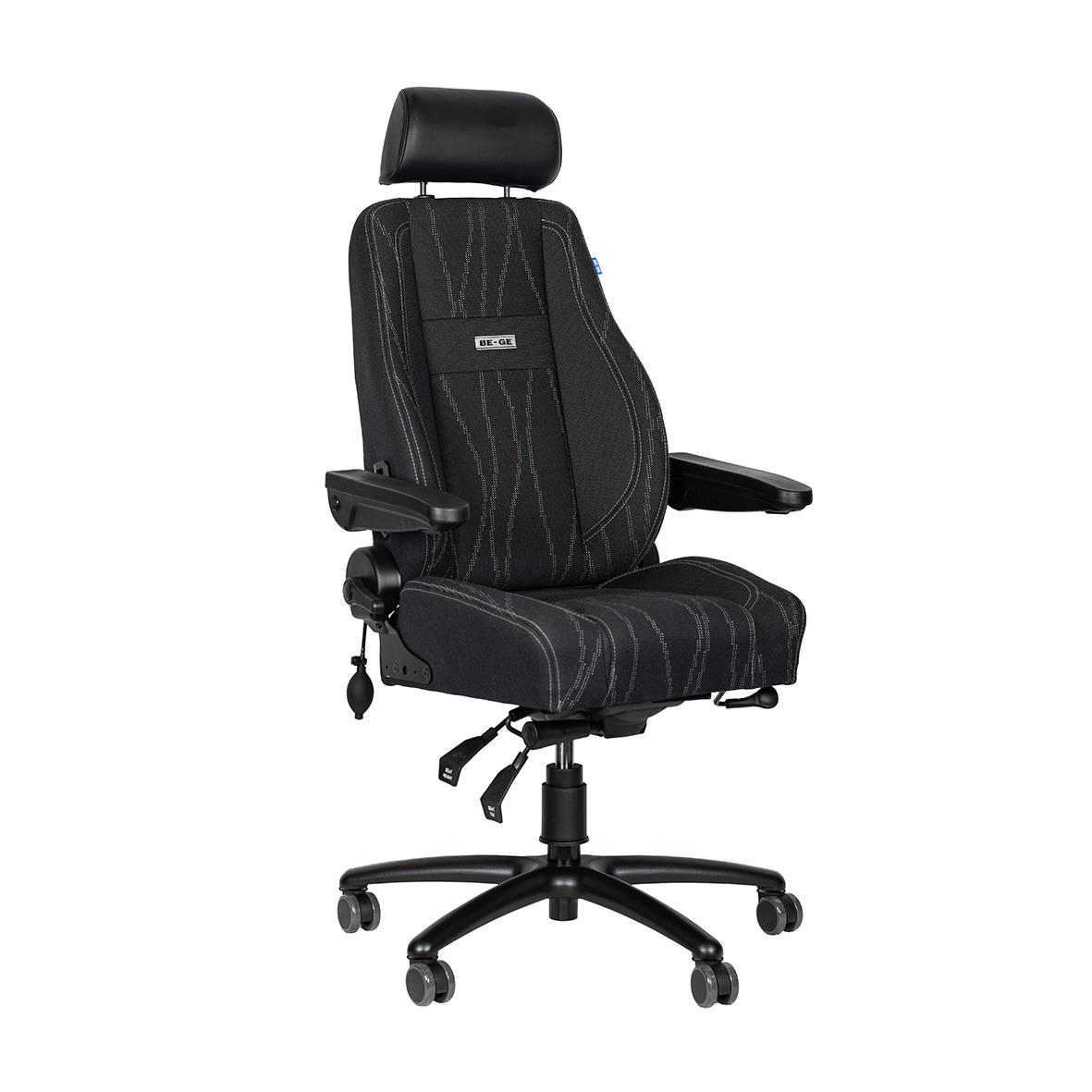 Svart kontorsstol med justerbar nackstöd och armstöd, hjul och synkronfunktion för komfort