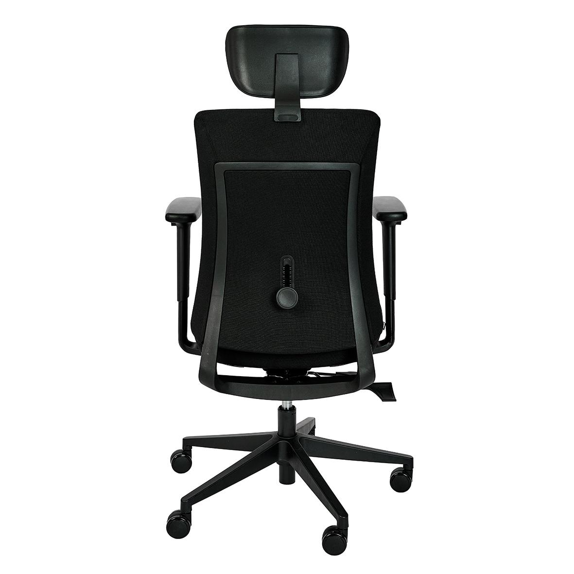 Svart kontorsstol med justerbart nackstöd och hjul, ergonomisk design