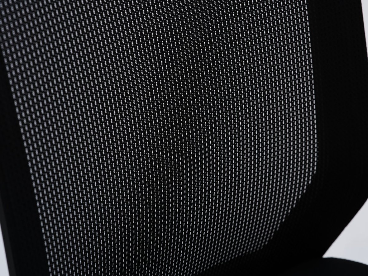 Svart kontorsstol med mesh ryggstöd