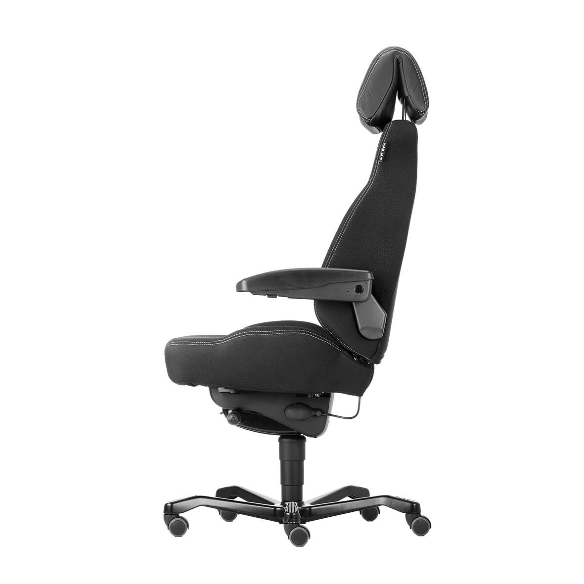 Svart ergonomisk kontorsstol med nackstöd och armstöd