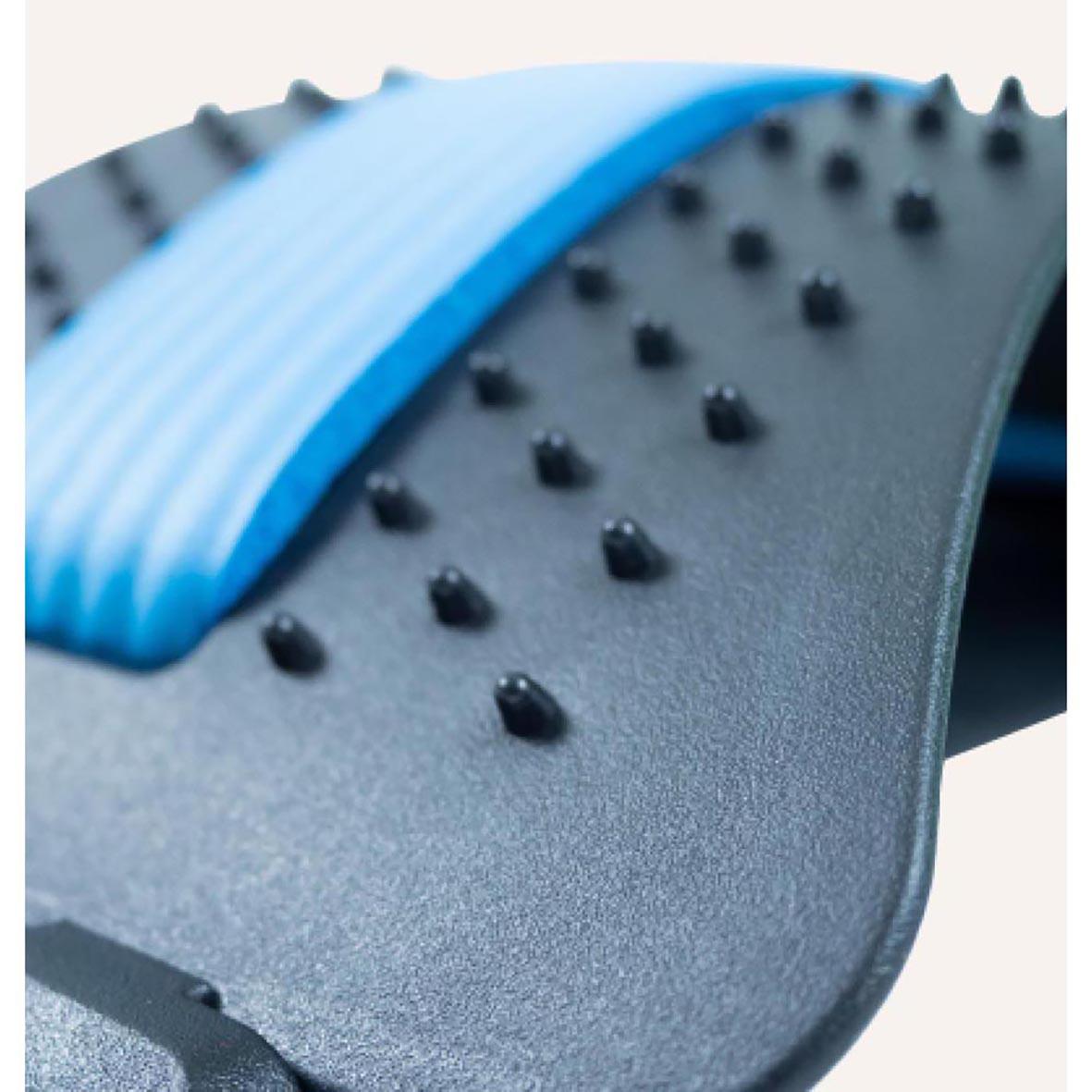 Ryggsträckare med blå rem och massageknoppar för bättre hållning