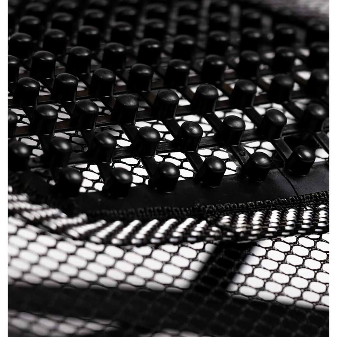 Svankstöd från Swedish Posture med svarta knappar och nätmaterial för ryggstöd