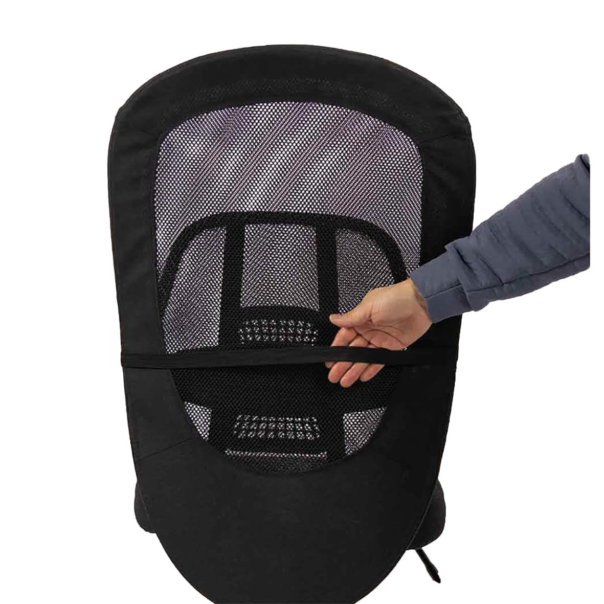 Person som använder ett svart svankstöd för bättre hållning i en stol