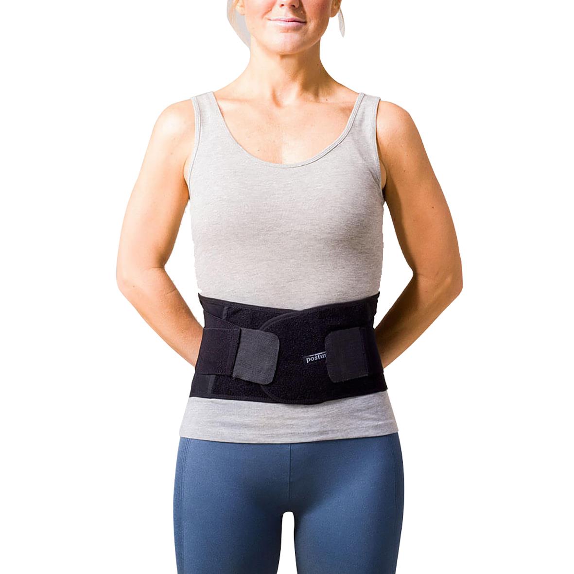 Ländryggsbälte i svart, bärs av kvinna i grått linne och blåa byxor