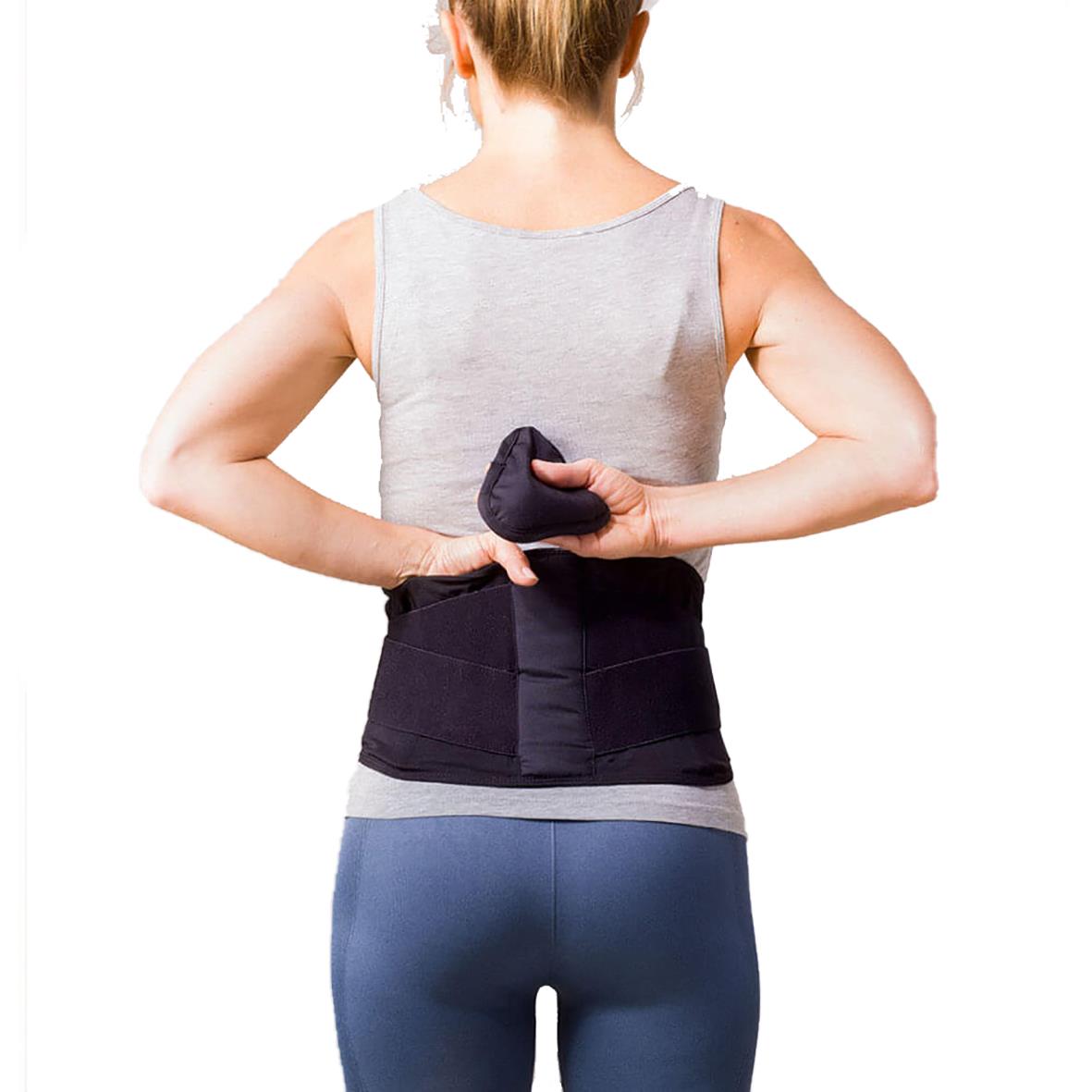 Person som bär ett ländryggsbälte för bättre hållning, sett bakifrån