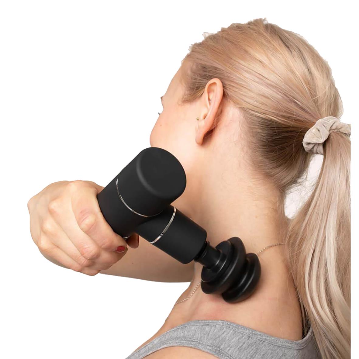 Kvinna använder massagepistol på nacken