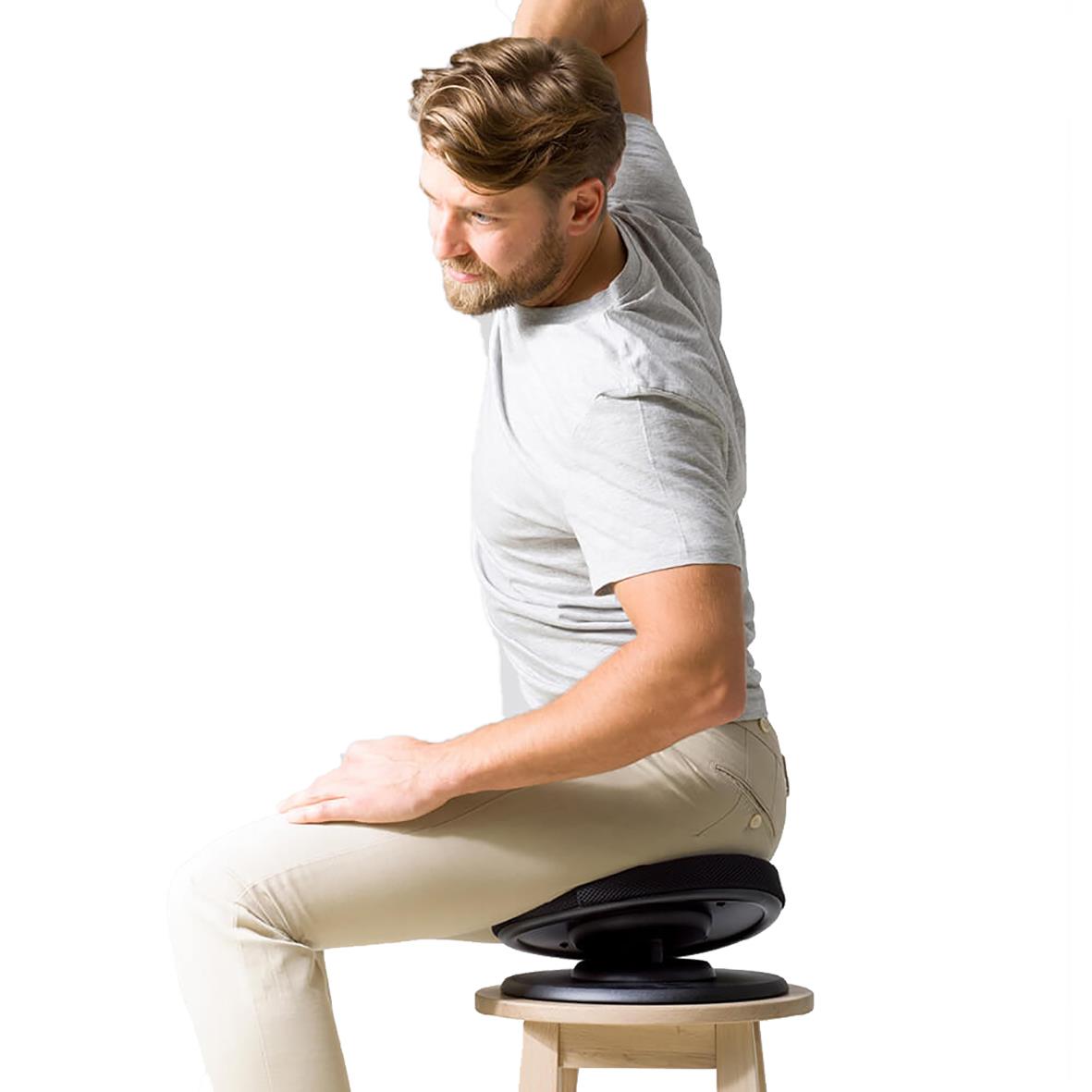 Man sitter på en balansstol med rak rygg och bra hållning