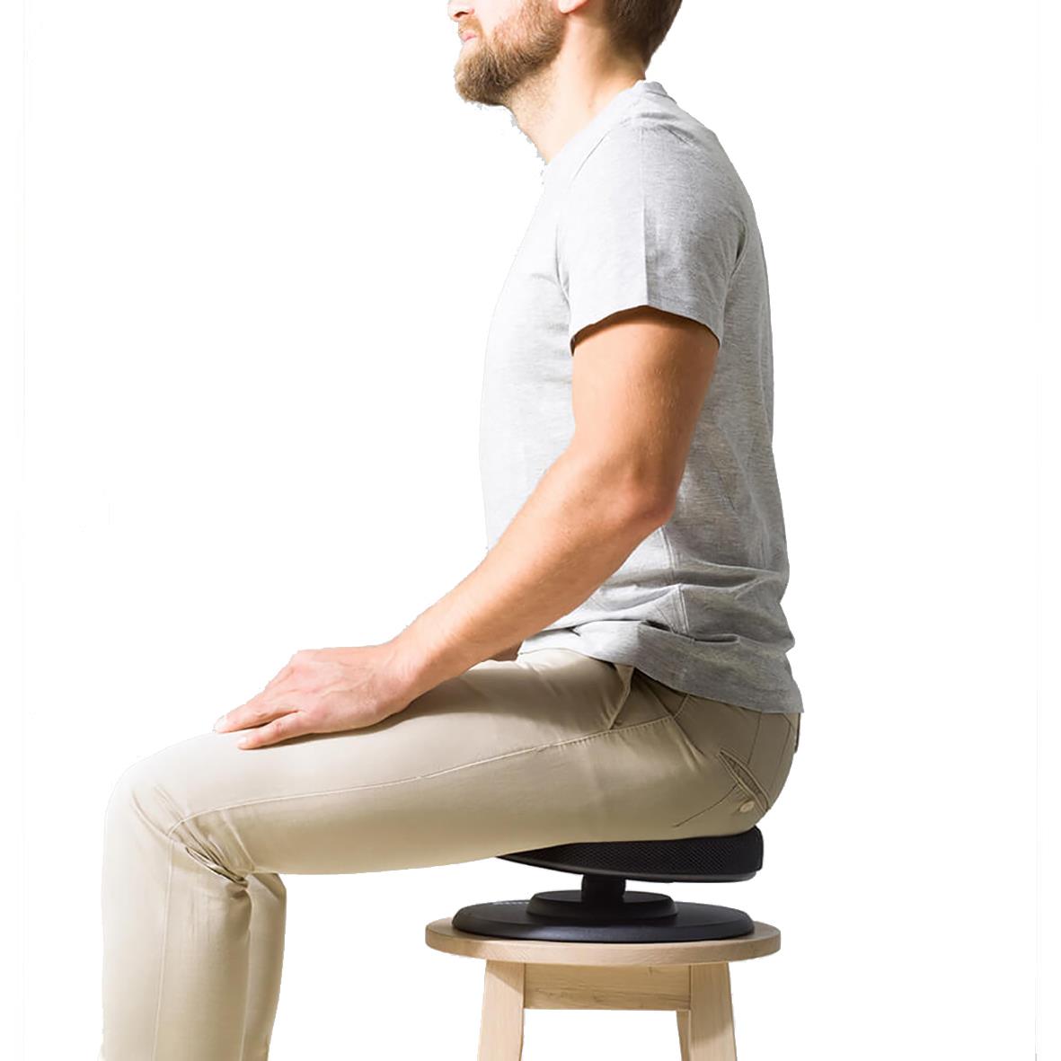 Person som sitter på en stol med rak rygg och bra hållning, demonstrerar svensk postur