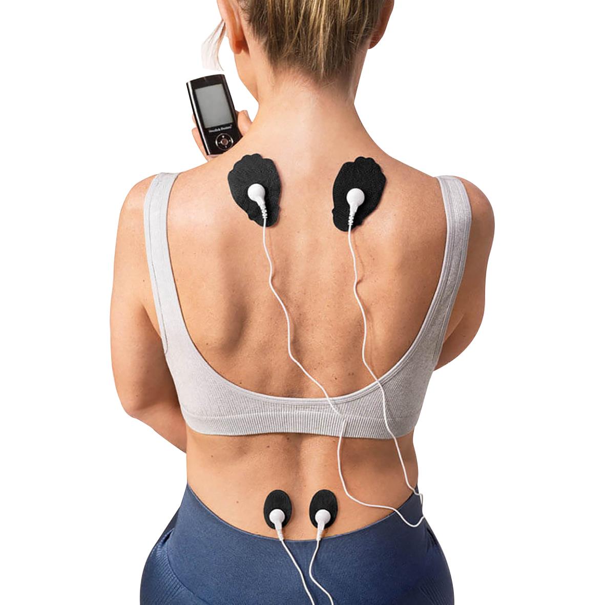 Person med Tens-Ems enheter på ryggen för postur och elterapi