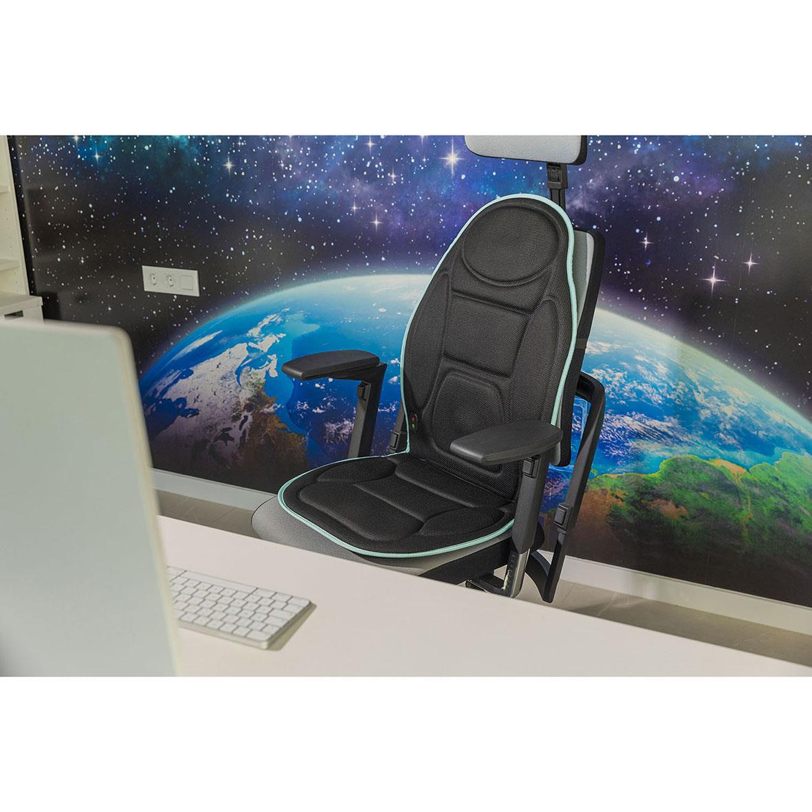 Bekväm kontorsstol med mesh ryggstöd framför en dator, med en rymdhimmelvägg i bakgrunden