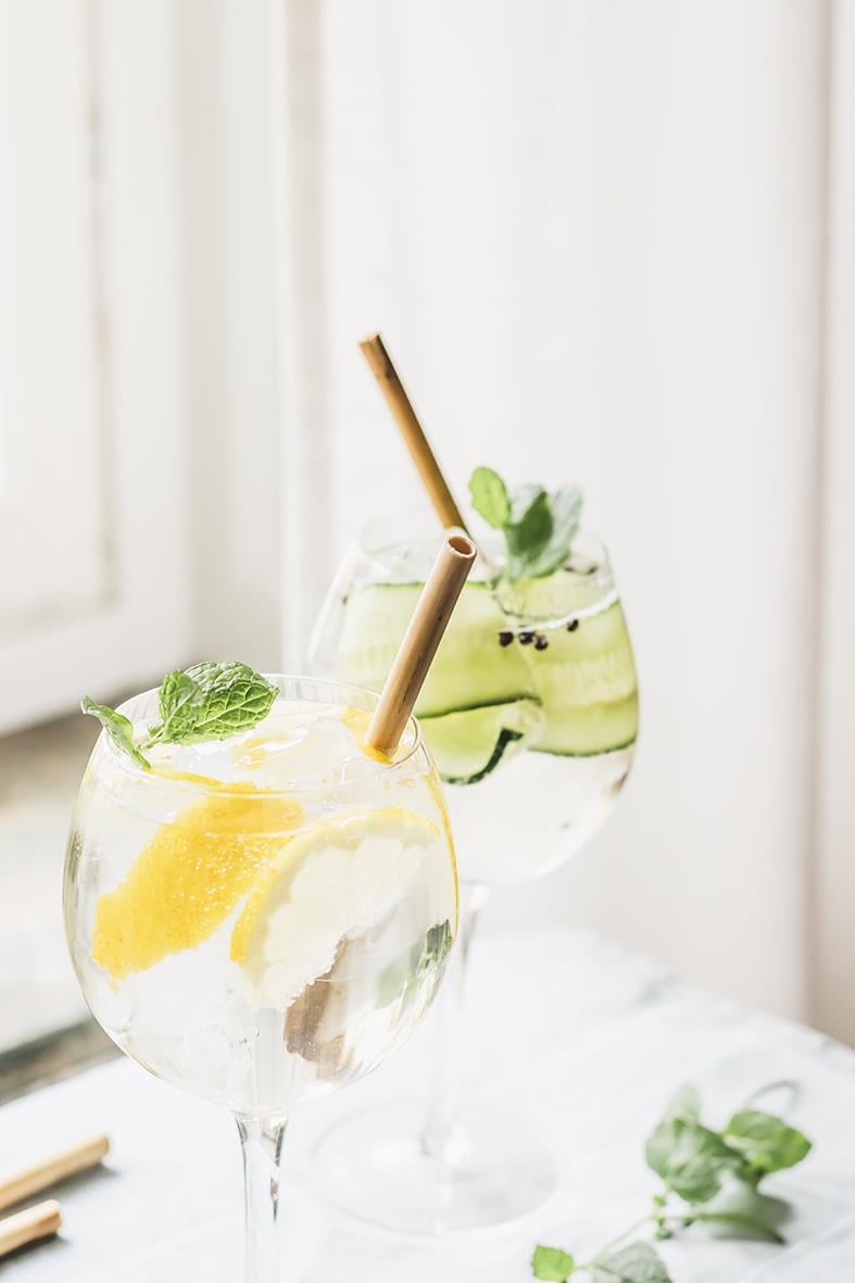 Två glas med citron- och gurkvatten med sugrör och mynta