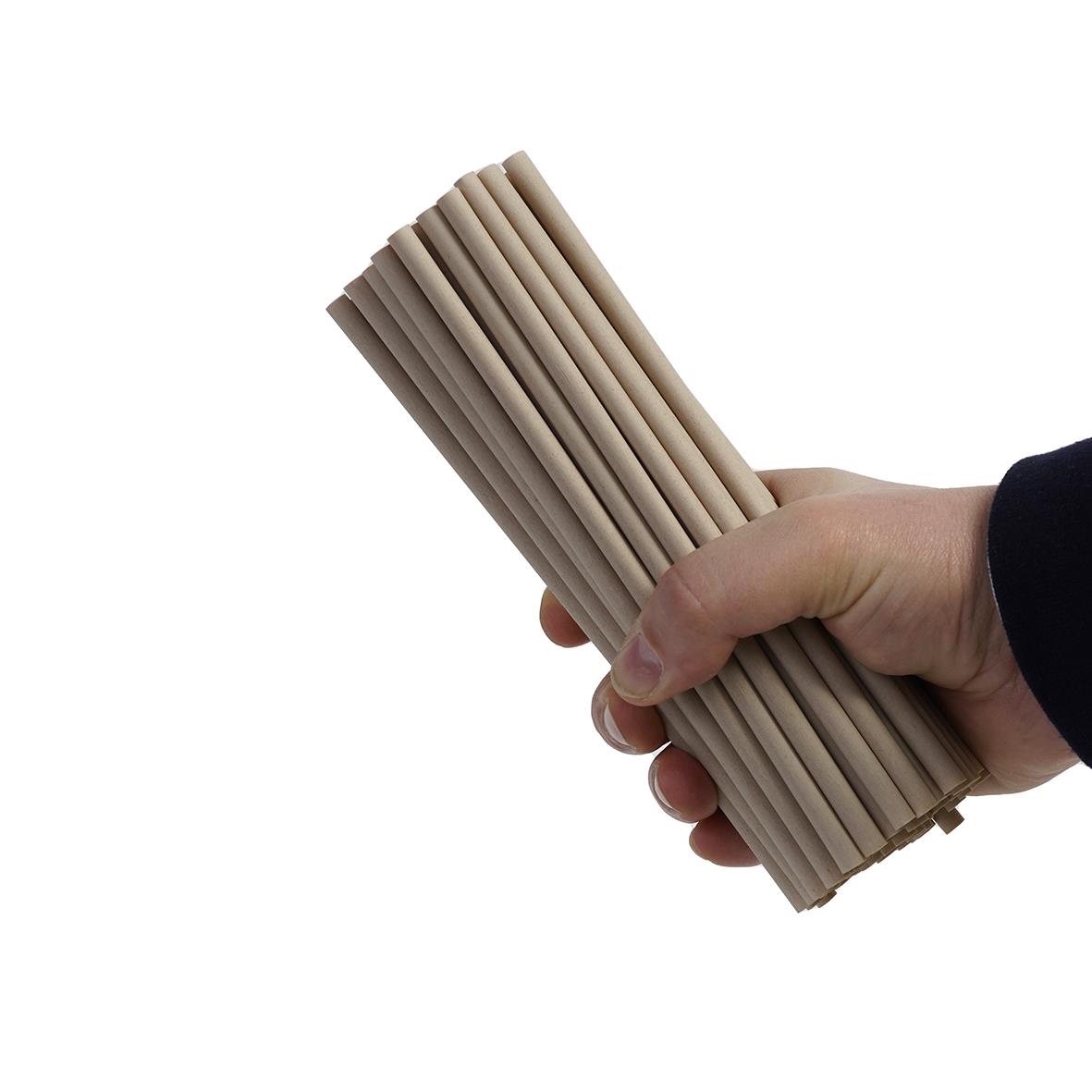 Hand som håller ett knippe sugrör av fiber, Ø6x190mm