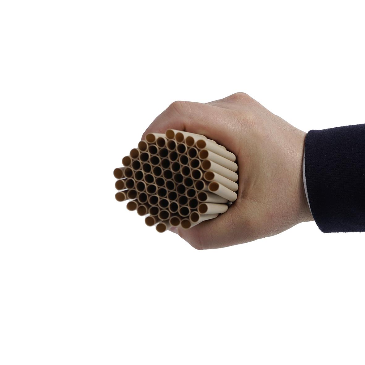 Hand som håller ett knippe sugrör av fiber med diameter 6 mm och längd 190 mm