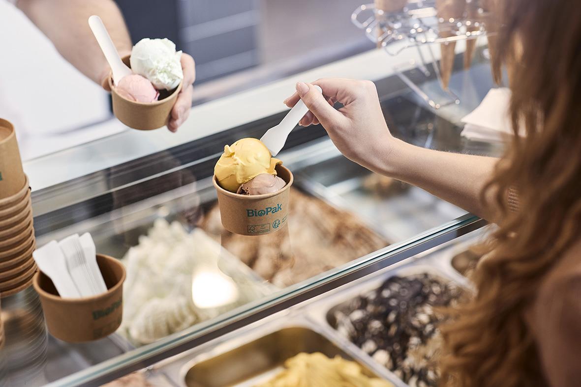 " som serverar glass i pappersbestick Duni Pluma Vit 9,5cm"