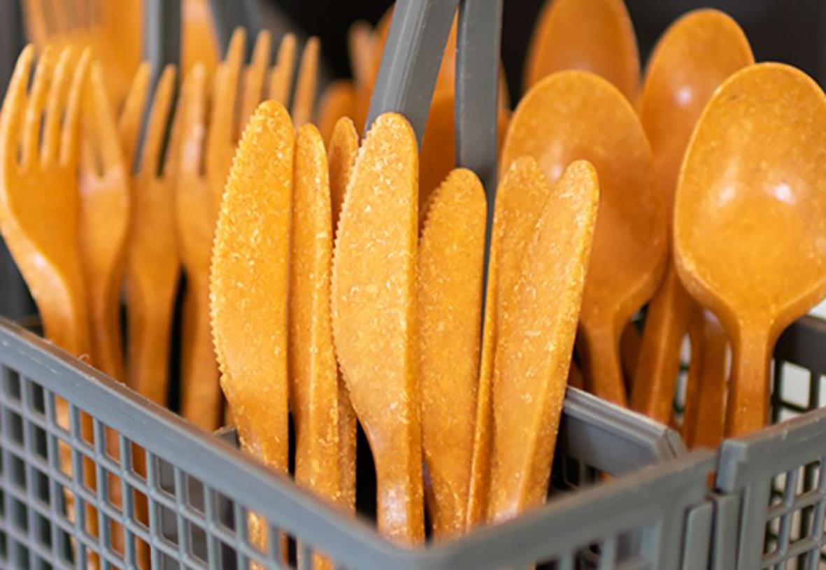 Bruna flergångsbiokompositgafflar i plast i en plastkorg