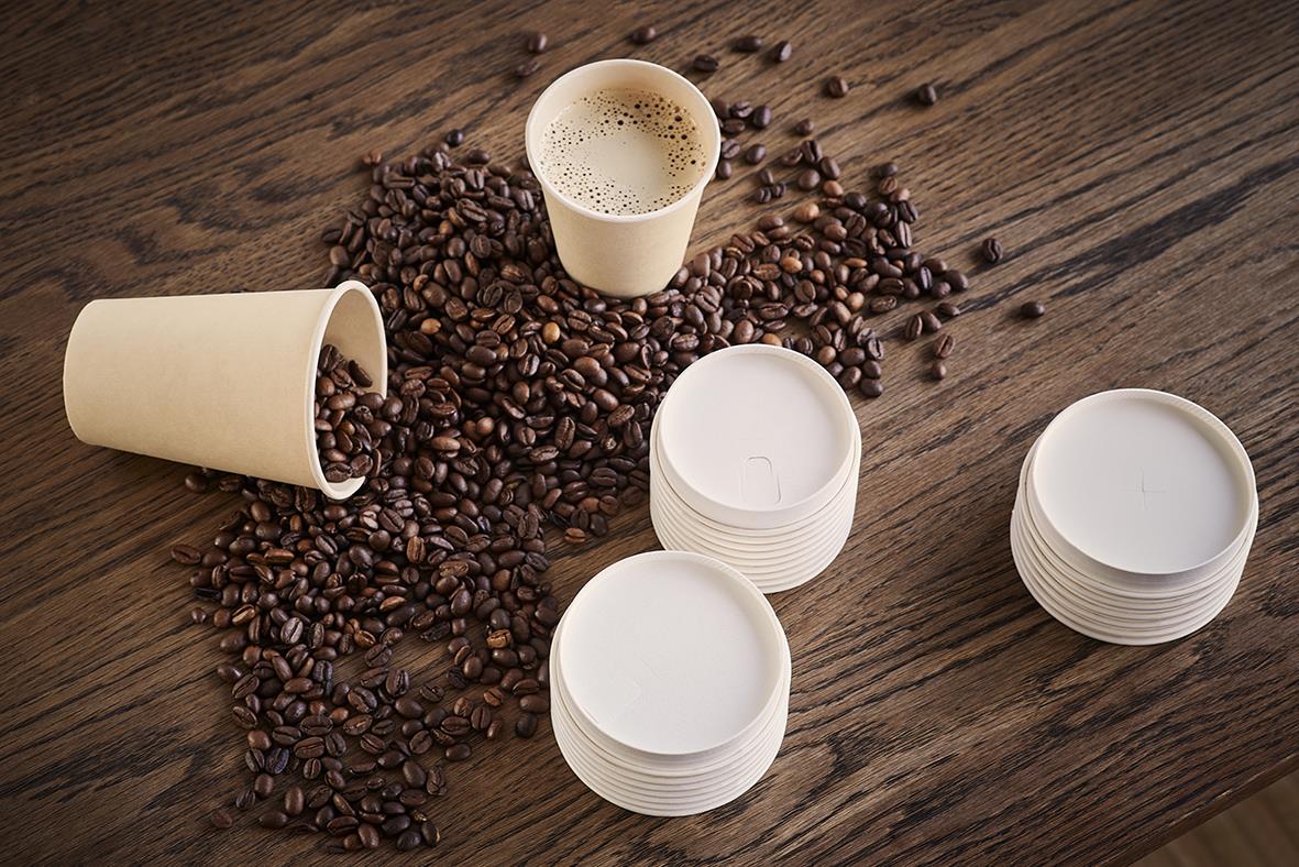 Vit lock till pappersmugg Duni Biopak X-Hål för 35/47/59cl, med koppar och lock på träbord