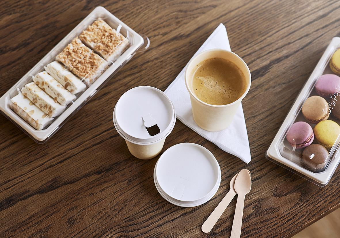 Kaffe, småkakor och dessert på träbord