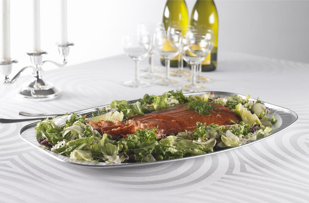 Uppläggningsfat i aluminium på 550mm med sallad och lax, på dukat bord med glas och vinflaskor