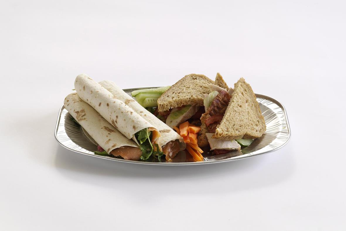 Uppläggningsfat i aluminium med smörgås, sallad och wraps