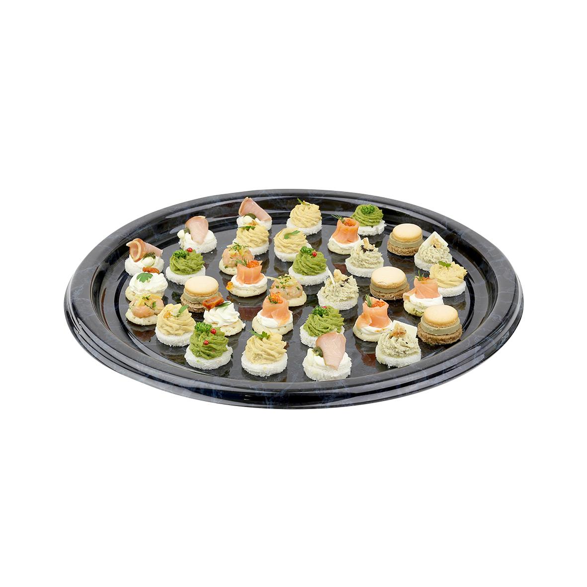 Runt uppläggningsfat i marmor med diameter 300mm, fyllt med små snittar och tilltugg