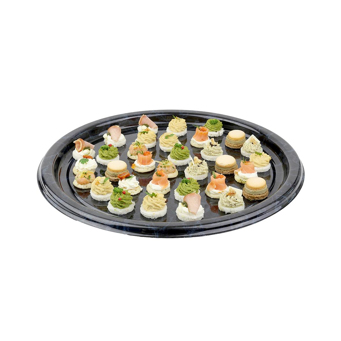 Runt uppläggningsfat i marmor med olika små aptitretare eller snittar