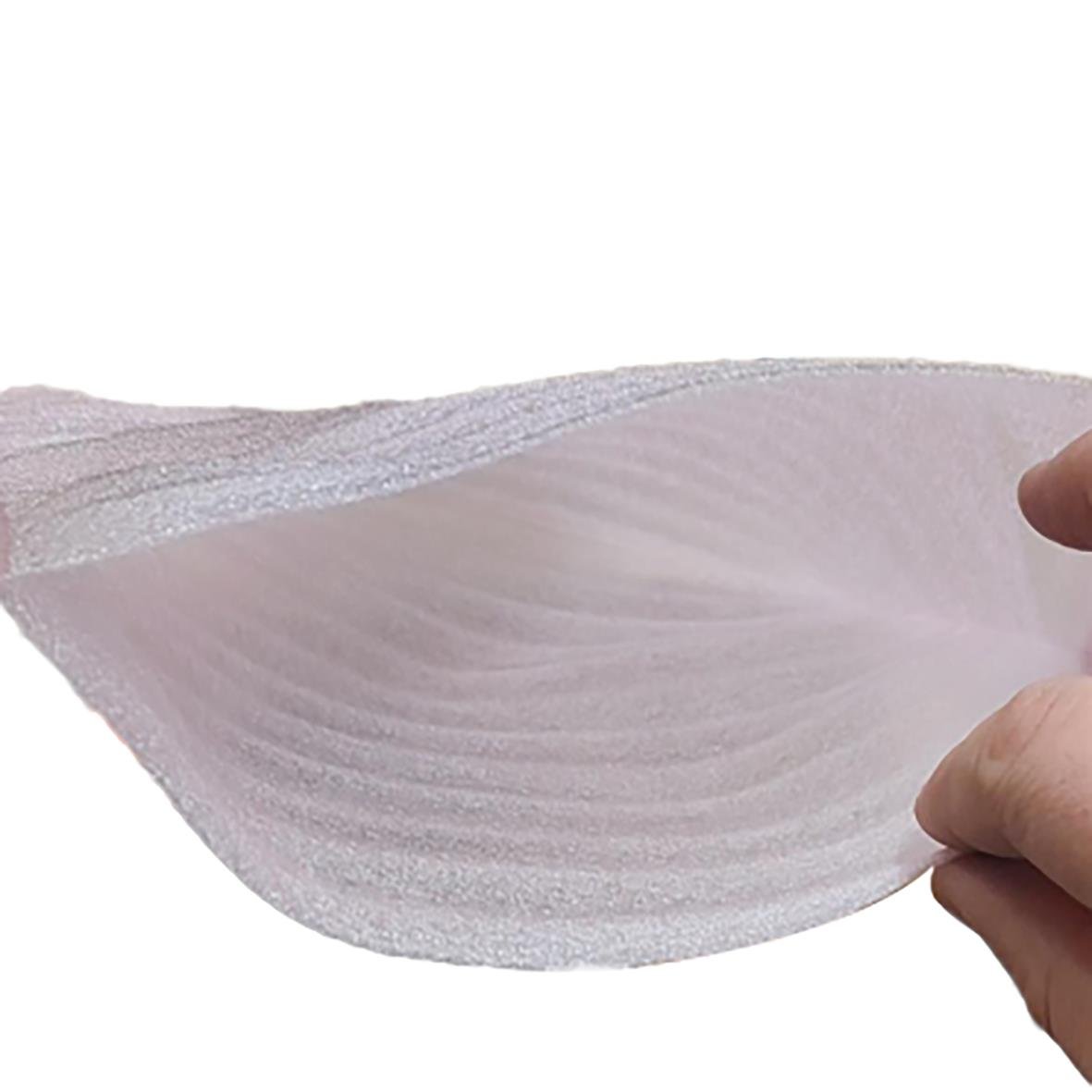 Rosa cellair-påse 1mm, 200x200mm, hålls av en hand