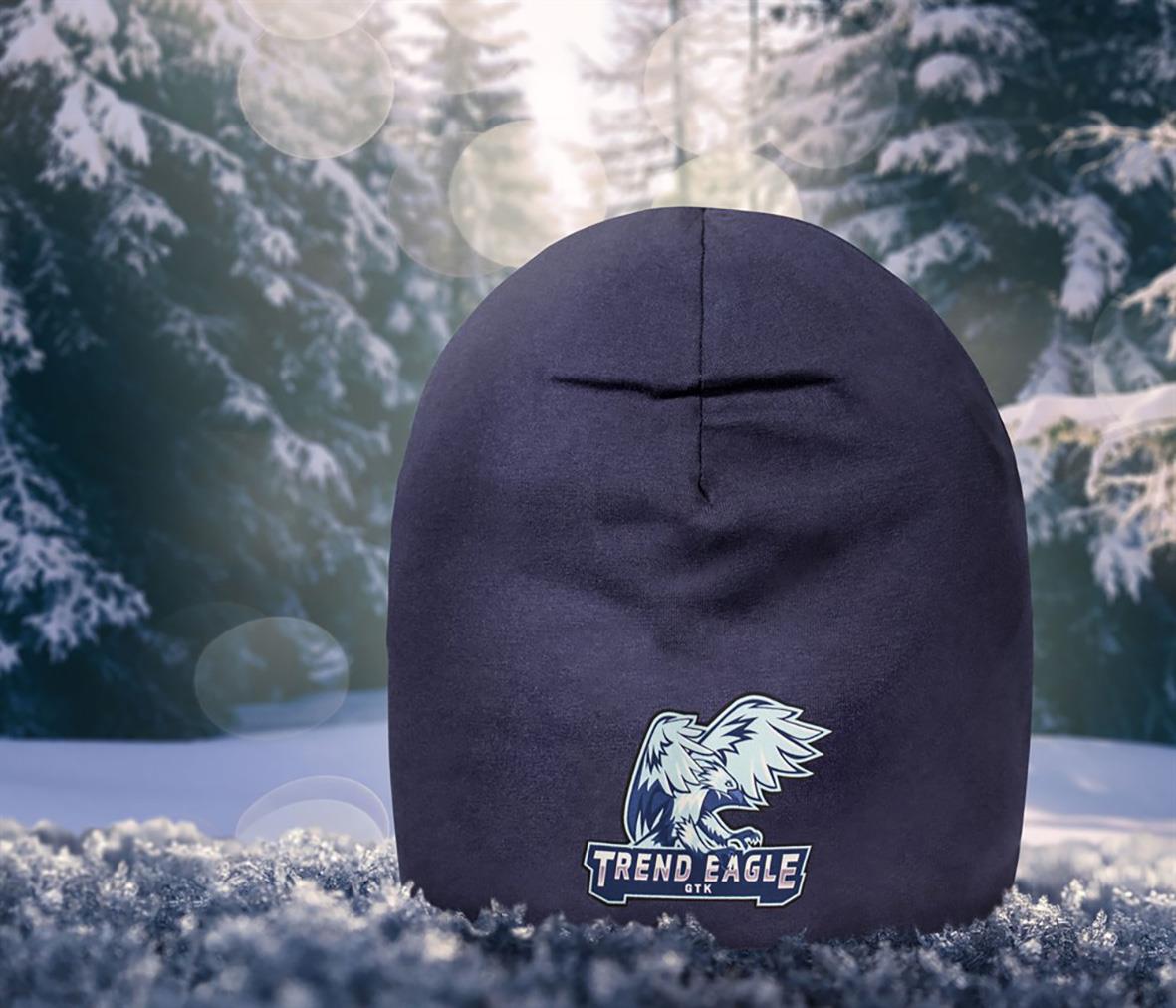 Mössa Trend Eagle 209 Igloo Marin framför snöig skog med solljus