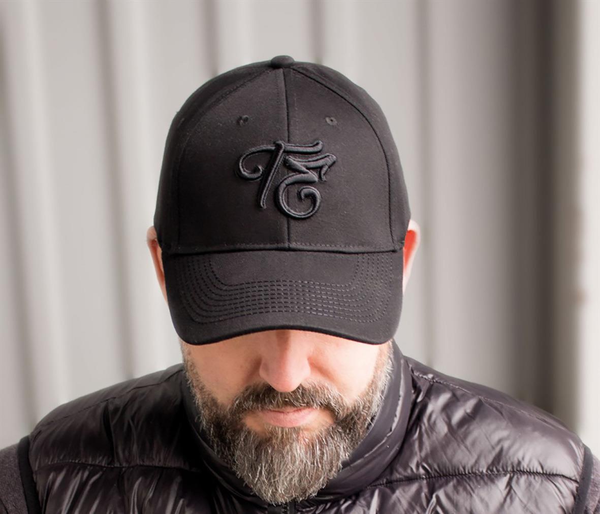 Svart keps med Eagle 264 Flex logo fram, S/M storlek, bärs av man med skägg