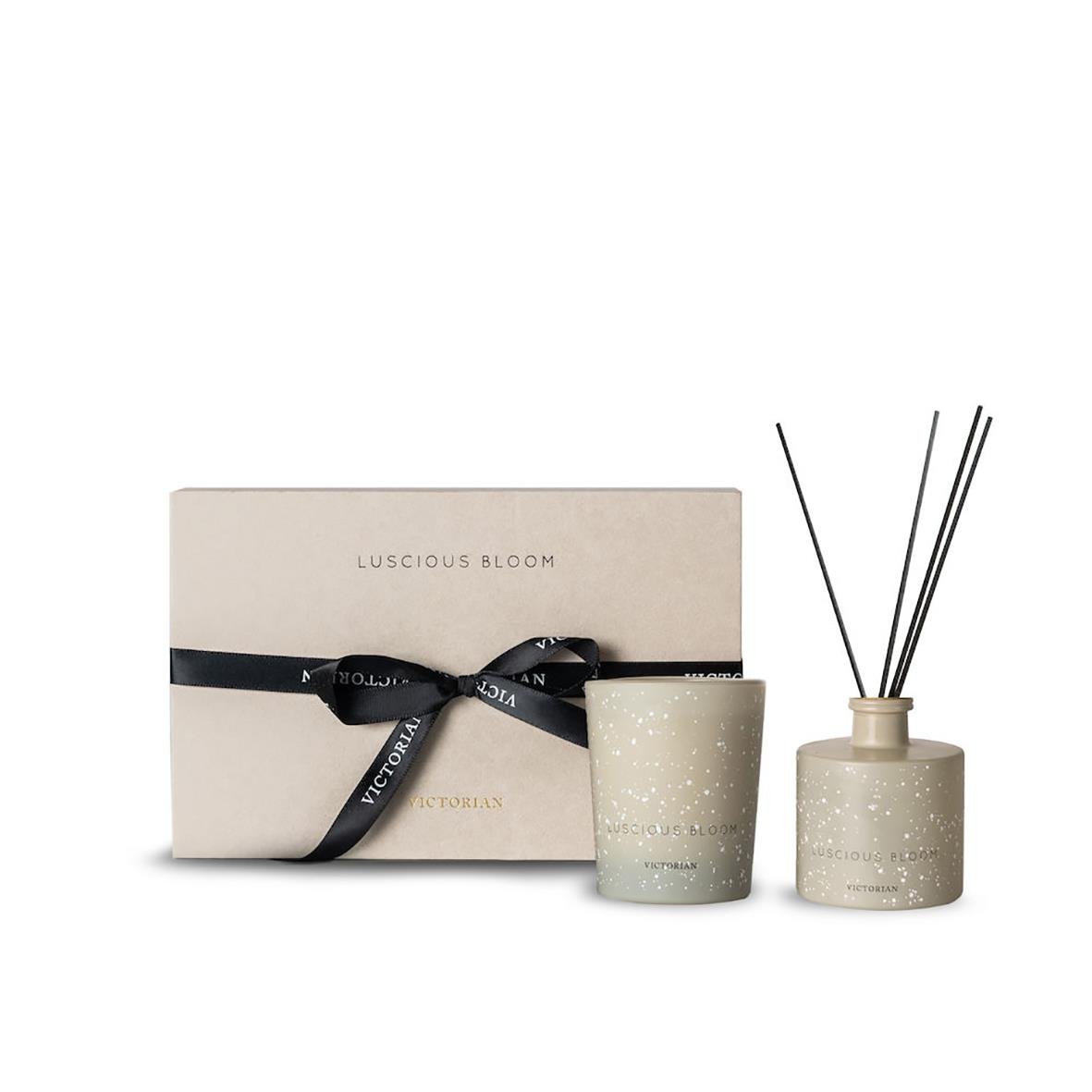 Presentask med Victorian Luscious Bloom doftljus och diffuser i beige med svarta band