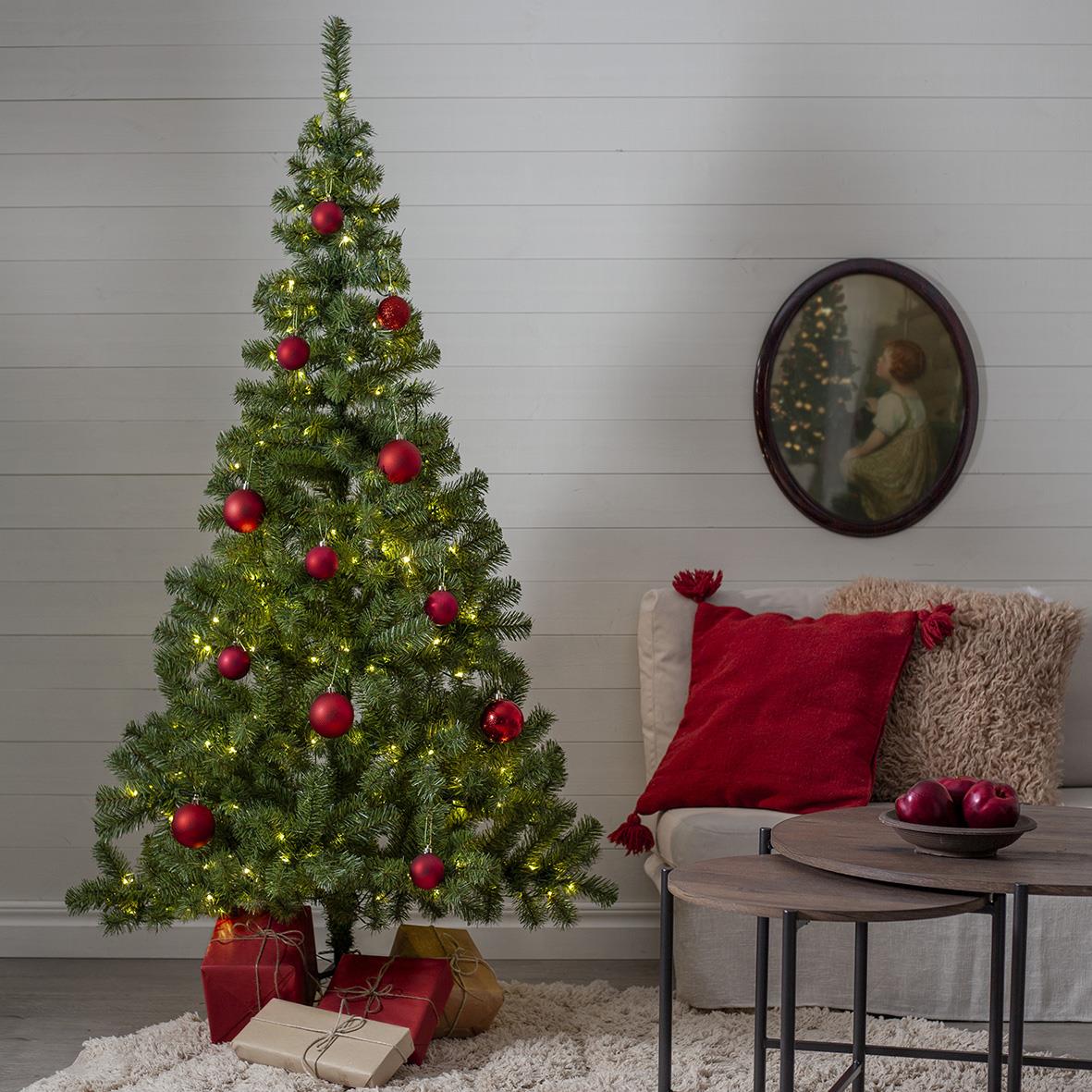 Julgran med 350 LED-lampor, 180 cm hög, dekorerad med röda julgranskulor i ett vardagsrum