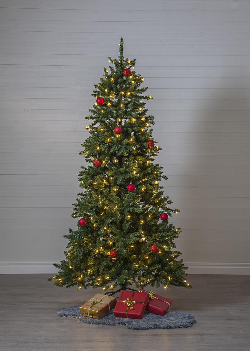 Julgran med 280 LED-lampor, 210 cm hög, dekorerad med röda julgranskulor och presenter under.